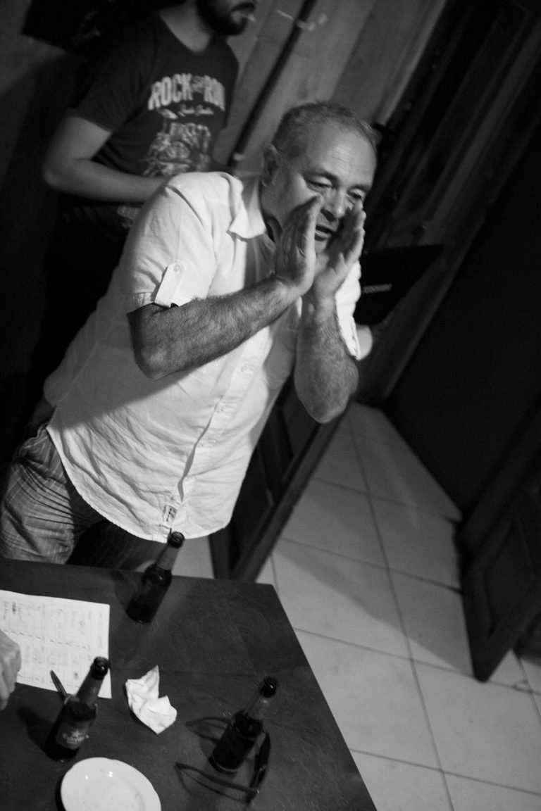 Un gran amigo de Totart susurrando en la mesa de un bar