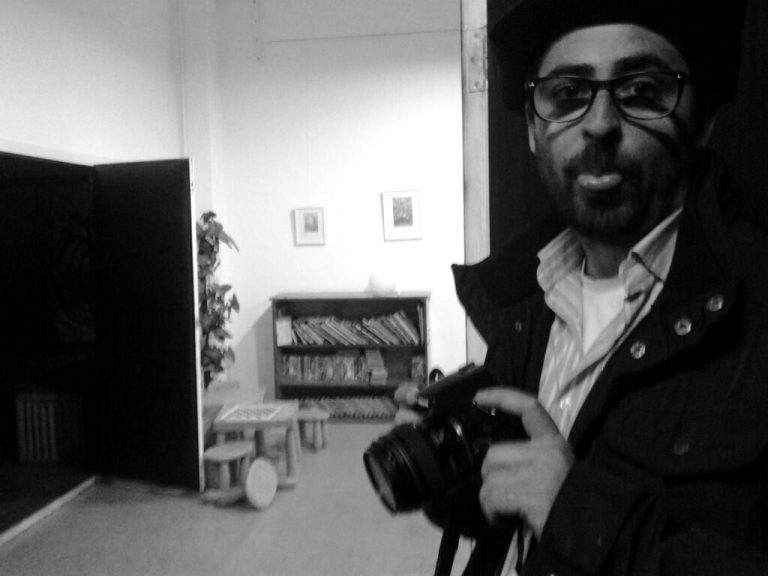 Sergio Bolinches fotógrafo profesional con su cámara en mano preparado para fotografiar una obra de teatro