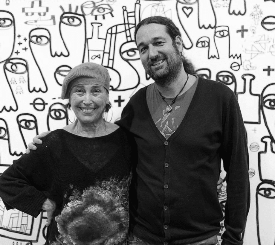 La actriz Verónica Forqué y el actor Antonio Valls posando en el photocall de la escuela de teatro. Verónica con un jersey negro con un dibujo de una rosa y Antonio Valls con una chaqueta de color negro