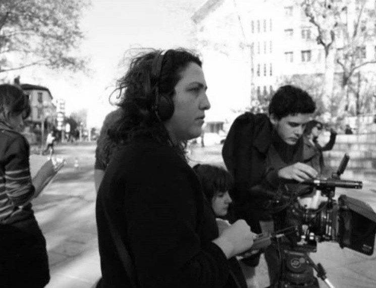 Foto de un rodaje en exteriores con el Cámara, directora, sonidista y scrip