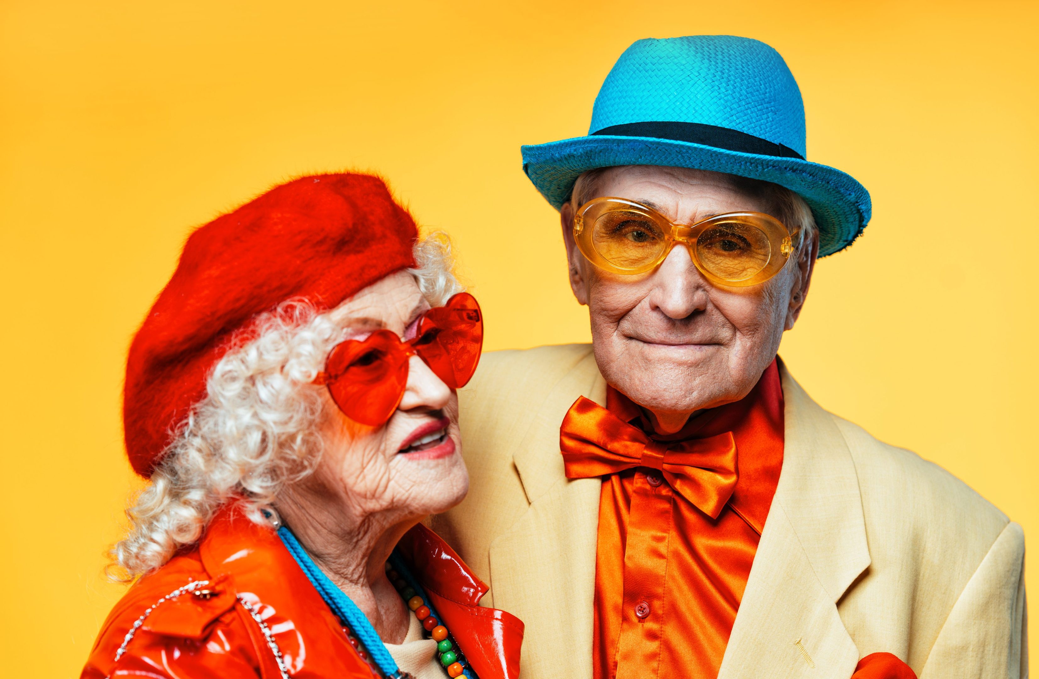 Señor y señora mayores vestidos para obra de teatro