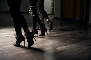 Tres chicas con sus correspondientes tacones de baile
