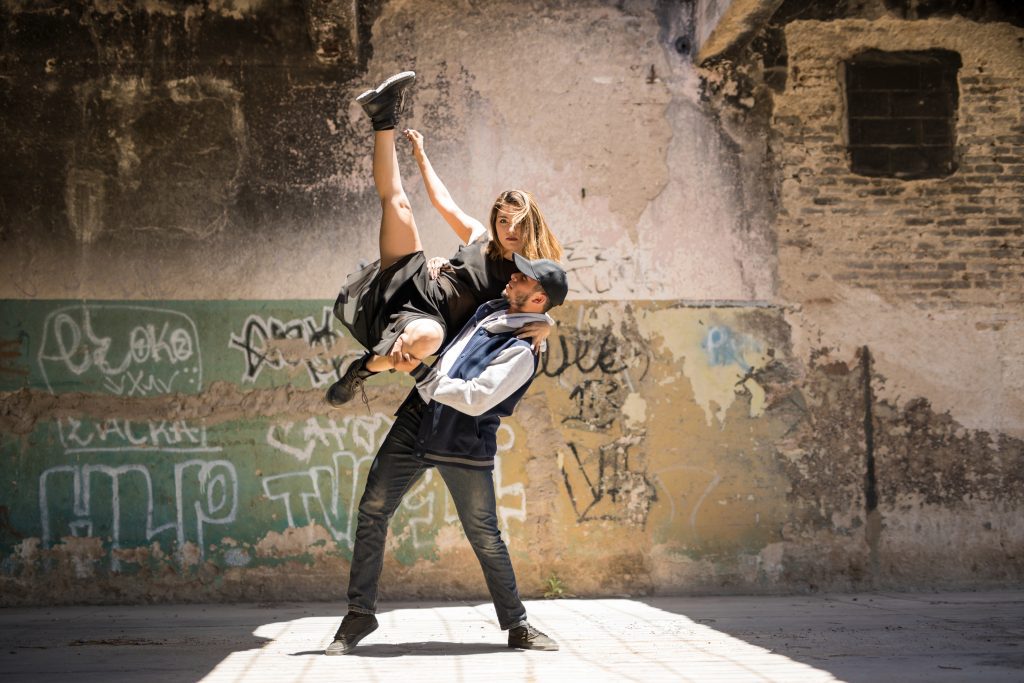 Pareja de baile de danzas urbanas en sesión de fotos en exteriores