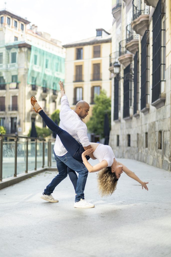 Pareja de bailarines bailando contemporáneo en una calle del centro de Valencia