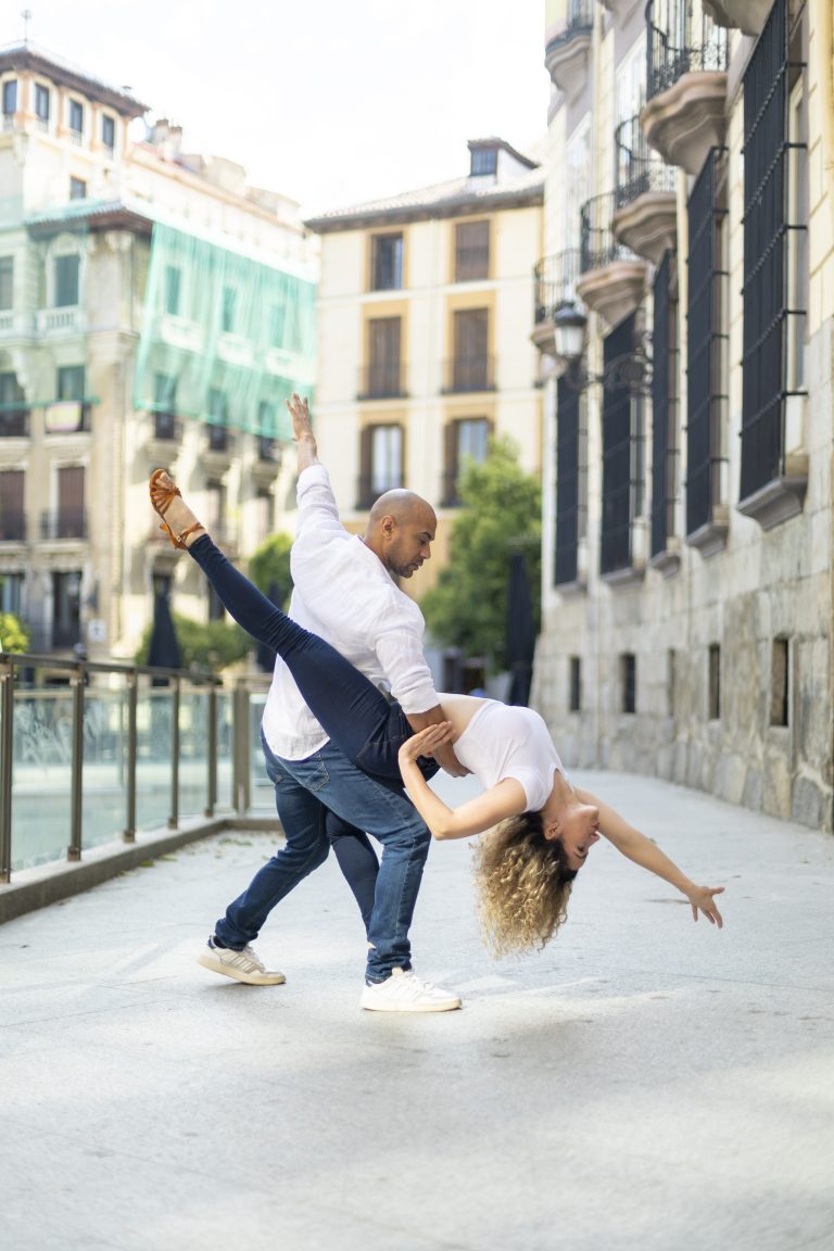 Pareja de bailarines bailando contemporáneo en una calle del centro de Valencia