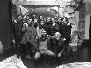 Foto de grupo de alumnos, director y la directora de cine Gracia Querejeta con el fondo de una cueva de escenografía