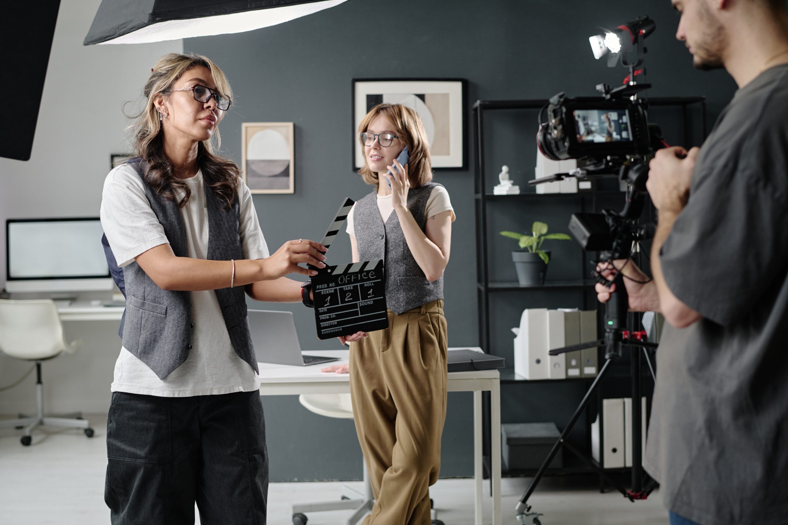 Preparados cámara, luces y claquetista para grabación de un proyecto